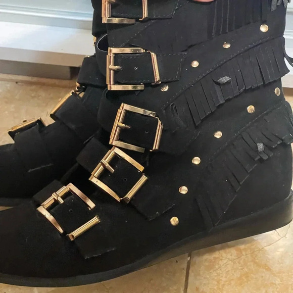 Joan Boyce Bkack  Suede Fringe Moccasin Style Gold Buckle Boots Booty Sz 6 M - Picture 3 of 7